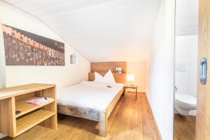 Postel nebo postele na pokoji v ubytování Hotel Kaiserstuhl