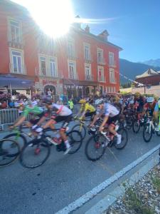 un grupo de personas montando bicicletas por una calle en hôtel oberland, en Le Bourg-dʼOisans