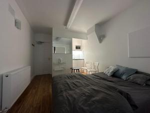 1 dormitorio con 1 cama, mesa y sillas en Santry Studio, en Dublín