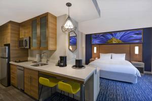 ニューオーリンズにあるResidence Inn by Marriott New Orleans French Quarter Area/Cen Bのベッドとキッチンがあるホテルの部屋