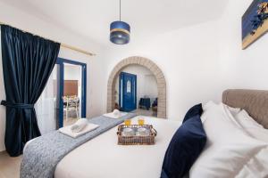 アルハンゲロスにあるAntonia's Apartmentsのベッドルーム1室(ベッド1台、食料品のトレイ付)