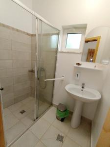a bathroom with a shower and a sink at La Mariana in Vama Veche