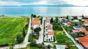 una vista aérea de una pequeña ciudad junto al agua en Argilos Residential Complex en Ofrínion