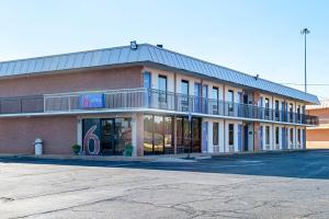 un edificio de ladrillo rojo con balcón en una calle en Motel 6-Perry, GA, en Perry