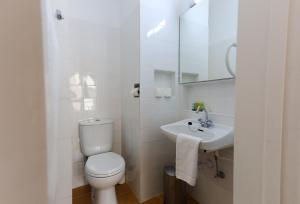 Koupelna v ubytování Axiothea Hotel