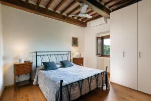 1 dormitorio con 1 cama y suelo de madera en Villa Castelluccio, 