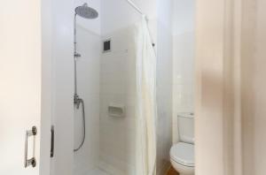 Koupelna v ubytování Axiothea Hotel