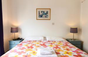 Postel nebo postele na pokoji v ubytování Axiothea Hotel