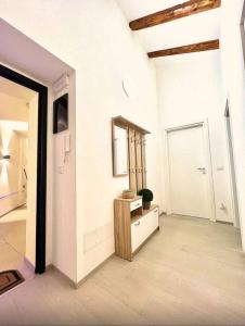 um quarto branco com um espelho e uma cómoda em Perfect Stay Apartments em Trieste