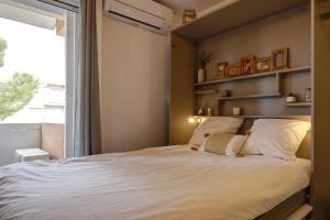 a bedroom with a large bed and a window at L'écrin, Studio Cosy, MBS, Wifi, Parking, Clim in Montpellier