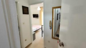 un corridoio con una camera con letto e specchio di VaspyFlogitaRooms a Flogita