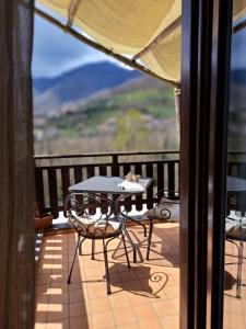 una mesa y sillas en un balcón con vistas en Agriturismo Il Tintore en Tramonti