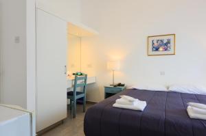 Postel nebo postele na pokoji v ubytování Axiothea Hotel