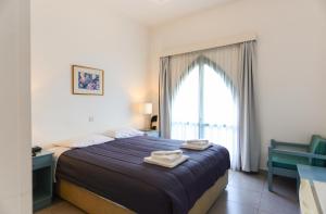 Postel nebo postele na pokoji v ubytování Axiothea Hotel