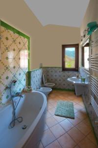 a bathroom with two sinks and a tub and two toilets at Agriturismo Il Tintore in Tramonti