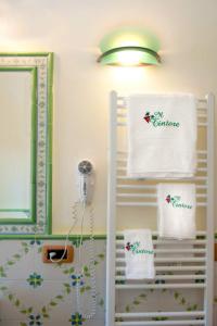 a bathroom with towels on a rack and a mirror at Agriturismo Il Tintore in Tramonti