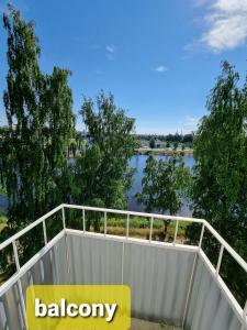 balcón con vistas al río en 2Room apartment in Amazing place, Free parking, en Oulu