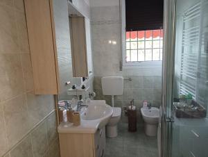 uma casa de banho com um lavatório e um WC em Sisters Home em Bolonha