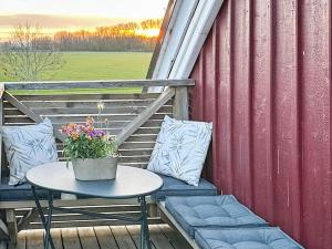 una mesa con una maceta sentada en un porche en Holiday home HELSINGBORG, en Helsingborg