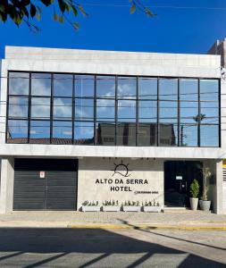 un edificio con un letrero que dice alpha da spira hotel en Alto da Serra Hotel, en Araruna
