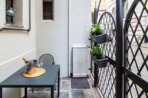 una mesa y sillas en un balcón con una valla en Suite Lo Storico - The House Of Travelers, en Como