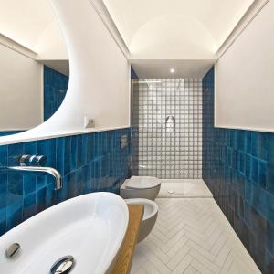 ein Badezimmer mit einem weißen Waschbecken und einer Toilette in der Unterkunft Villa Michela, 2BR, 2BT, amazing patio, jacuzzi, newly renovated in Capri + 25 Fotos