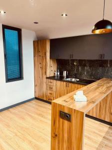 cocina con armarios de madera y encimera de madera en Noy Land Resort, en Sevan