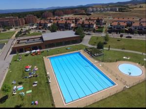 an overhead view of a large swimming pool at Apartamento Turistico Tempranillo in Cirueña