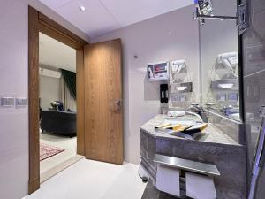 Jeddah Luxury stay for Self Check-In Apartment في جدة: حمام مع حوض وحوض استحمام