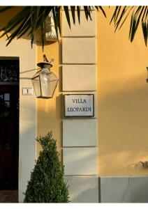 un panneau indiquant la rue sur le côté d'un bâtiment dans l'établissement Villa Leopardi, à Vignale