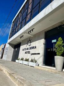 un edificio con un cartel de hotel en Alto da Serra Hotel, en Araruna