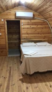 1 dormitorio con 2 camas en una cabaña de madera en Pera Garden Airport Hotel, en Arnavutköy