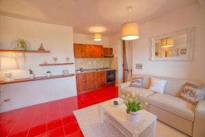 a living room with a couch and a table at StintiHouse Apartment in Stintino