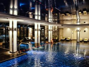 a pool with a fountain in the middle of a building at Rezydencja Nosalowy Dwór in Zakopane