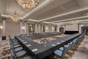 فندث تبيليسي ماريوت في تبليسي: قاعة اجتماعات كبيرة مع طاولة وكراسي طويلة