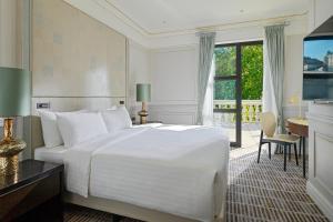 Rúm í herbergi á Tbilisi Marriott Hotel