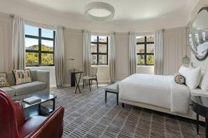 Rúm í herbergi á Tbilisi Marriott Hotel