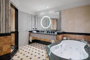 Baðherbergi á Tbilisi Marriott Hotel
