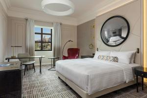 Rúm í herbergi á Tbilisi Marriott Hotel