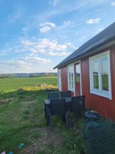 una mesa y sillas frente a una casa en dala källebacka, en Stenstorp