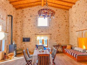 TV a/nebo společenská místnost v ubytování Stone house with private infinity pool