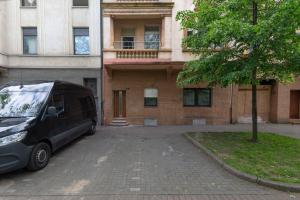 czarny van zaparkowany przed budynkiem w obiekcie T&K Apartments Duisburg 4 Apartments 110qm with balcony w mieście Duisburg