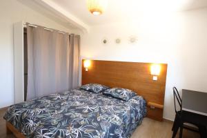 1 dormitorio con cama y cabecero de madera en Villa Pitaya en Le Tampon