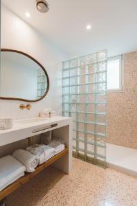 a bathroom with a sink and a mirror at Hôtel Briketenia in Guéthary