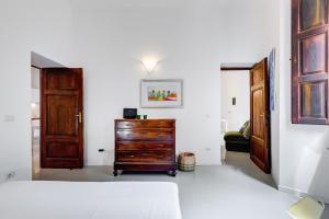 Habitación con vestidor de madera y puerta en Colosseo Exclusive House by Premium Suites Collection, en Roma