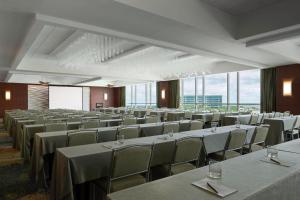 un gran salón de banquetes con mesas, sillas y ventanas en The Westin Tampa Bay en Tampa