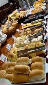 um buffet de sanduíches e bolos numa mesa em Hotel Garrafão - localizado no centro comercial de Boituva - SP em Boituva