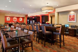 a restaurant with tables and chairs and a bar at TownePlace Suites by Marriott Thunder Bay in Thunder Bay