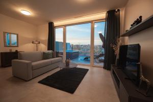 TV a/nebo společenská místnost v ubytování The Address Seafront Suites with Hot Tub