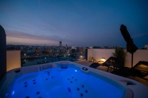 Bazén v ubytování The Address Seafront Suites with Hot Tub nebo v jeho okolí